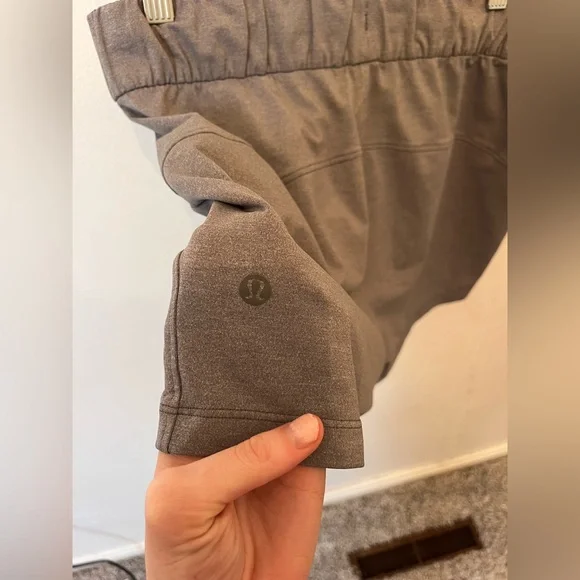 Lululemon On the Fly Short 2.5" Heathered Slate Size 6 - Picture 7 of 8